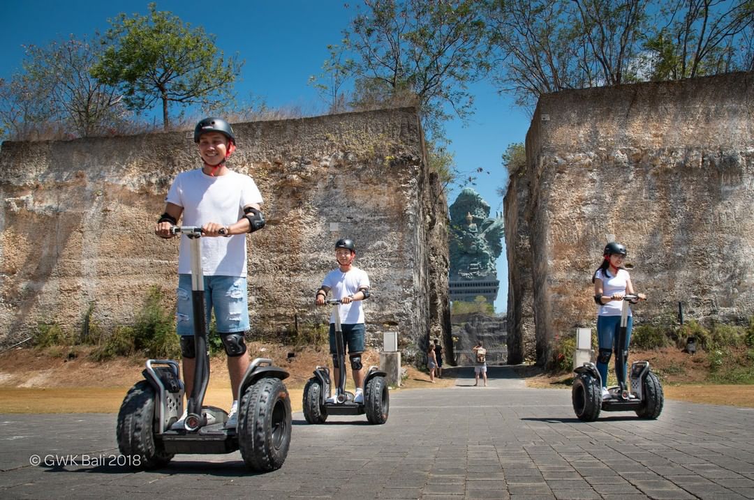 Besides walking and capturing moments with interesting spots in GWK, you can also enjoy the experience of traveling around the GWK area using segway and scooter. By paying IDR 60,000 - 80,000 you can feel the excitement!