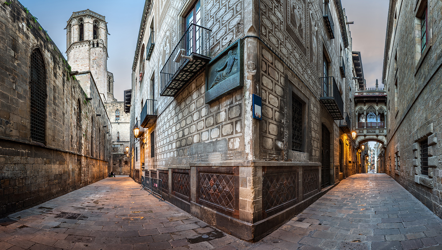 Top 10 lucruri de făcut în Cartierul Gotic din Barcelona - BlazeTrip