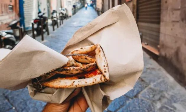 Naples Street Food Tour : Pizza Portafoglio