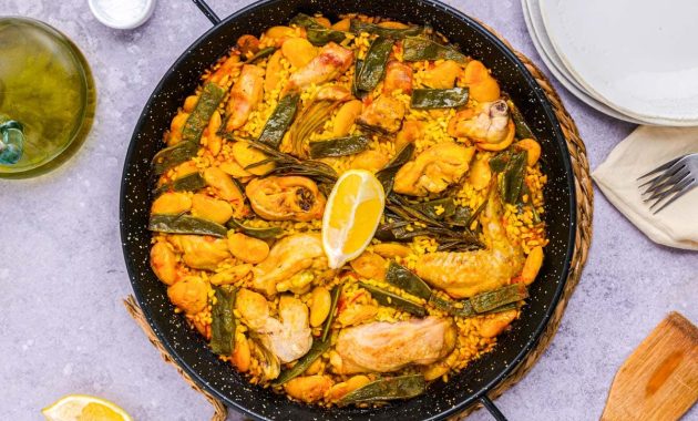 paella valenciana - spain food guide