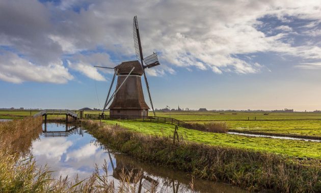 Polderdeki Hollanda yel değirmeni