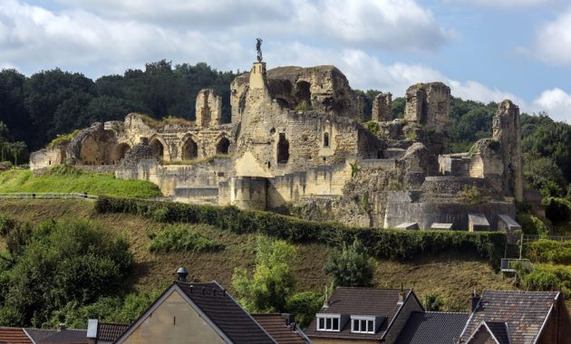 ruinele castelului Valkenberg