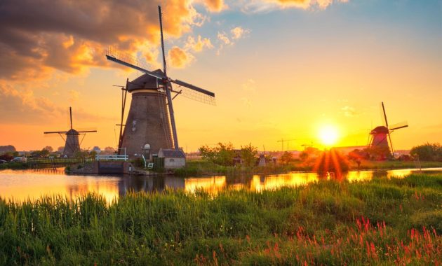 Hollanda'daki Kinderdijk'teki yel değirmenleri. Hollanda